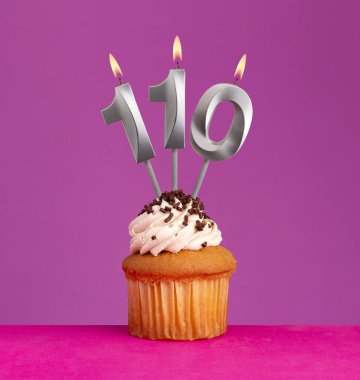 Mor arka planda doğum günü kartı - 110 numaralı mum