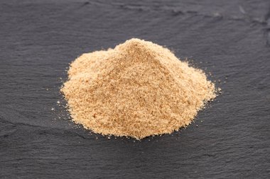 Bir yığın kurutulmuş Peru maca tozu - Lepidium meyenii.