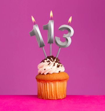 113 numaralı doğum günü mumu ve menekşeli kek.