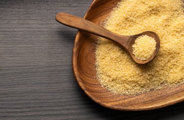 Panko Japon ekmek kırıntıları kaşık ve kase içinde
