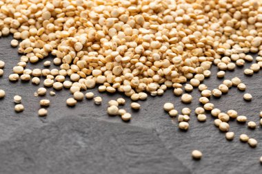 Bir yığın beyaz kinoa tohumu - Chenopodium kinoası