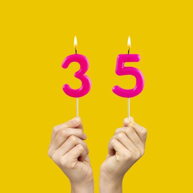 35 numaralı doğum günü - Eller fuşya renkli mumlar tutuyordu