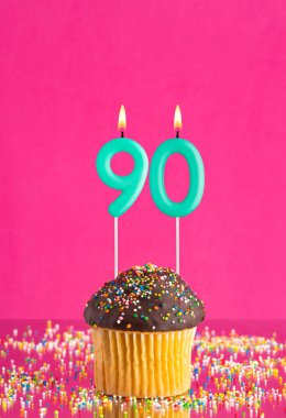 Kekli doğum günü kartı ve 90 numaralı mum - Pembe arka plan
