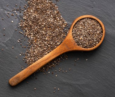 Kaşıktaki organik taze chia tohumları - Salvia Hispanica.