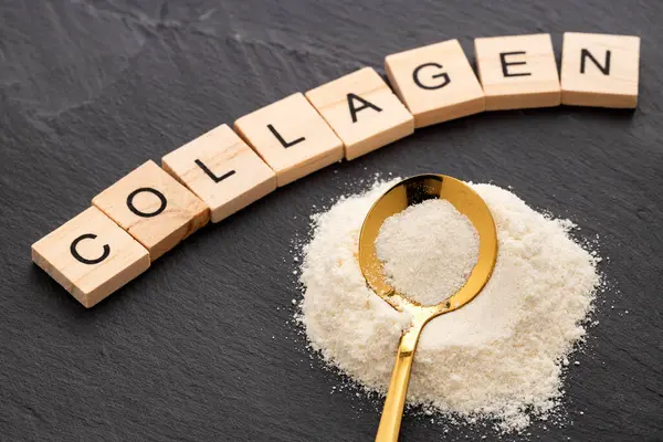 Kaşık içinde hidrolize kollajen proteini - Rustik taş arkaplan.