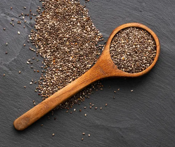 Kaşıktaki organik taze chia tohumları - Salvia Hispanica.