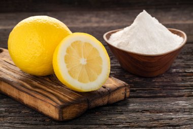 Limonlu limonlu bir kasede kabartma tozu.