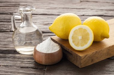 Limonlu ve limonlu bir kasede kabartma tozu.