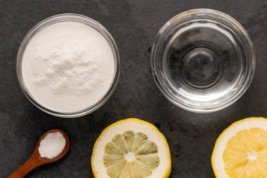 Limon limonu - Limon ve sirke dolu bir kasede kabartma tozu