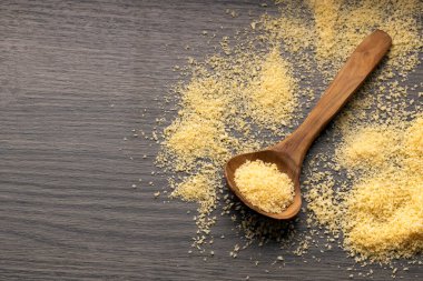 Tahta kaşıkta taze, çıtır çıtır sarı panko kırıntıları