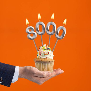 8000 numaralı mum - takipçi veya beğeni sayısı
