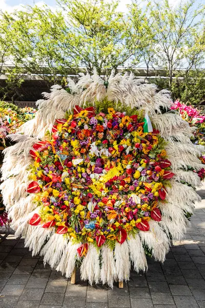Çiçek gümüşleri sergileniyor - Silleteros Medellin 'de geçit töreni