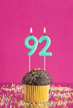 Kekli doğum günü kartı ve 92 numaralı mum - pembe arka plan
