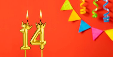 14 numaralı mum - Turuncu arka planda flama ile doğum günü kutlaması