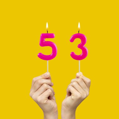 53 numaralı doğum günü - Fuşya renkli mumlar tutan eller