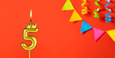 5 numaralı mum - Turuncu arka planda flama ile doğum günü kutlaması
