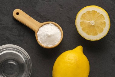 Su, sarı limon ve kabartma tozu.