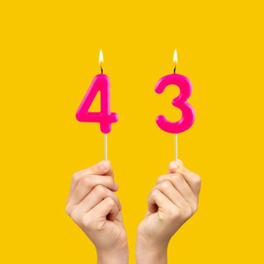 43 numaralı doğum günü - fuşya renkli mumlar tutan eller