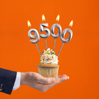 Takipçi veya beğeni sayısı - 9500 numaralı mum