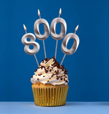 8000 numaralı mum - takipçi veya beğeni sayısı