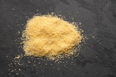 Sarı panko yığının içine dağılmış - Taze panko kırıntıları