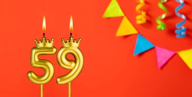 Turuncu arka planda 59 numaralı doğum günü mumu.