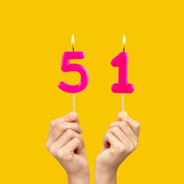 51 numaralı doğum günü - fuşya renkli mumlar tutan eller