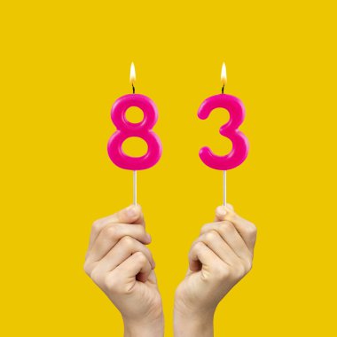 83 numaralı doğum günü - Fuşya renkli mumlar tutan eller