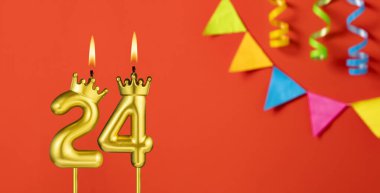 24 numaralı mum - Turuncu arka planda flama ile doğum günü kutlaması