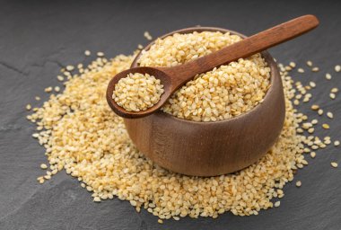 Sesamum indicum - Kaşık ve kasede çiğ organik susam tohumu