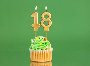 Mumlu ve kekli doğum günü kartı. Yeşil arka planda 18 numara.