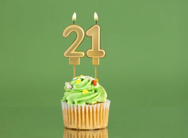 21 numaralı doğum günü mumu - Yeşil arka planda kek