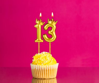 13 numaralı mumla doğum günü kutlaması - Pembe arka planda sarı kek