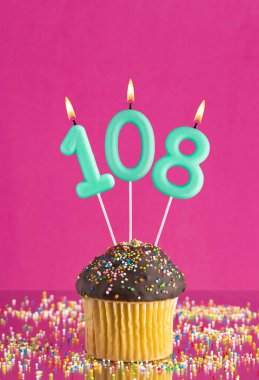 Kekli doğum günü kartı ve 108 numaralı mum - Pembe arka plan