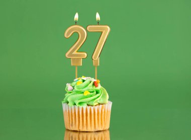 27 numaralı doğum günü mumu - Yeşil arka planda kek
