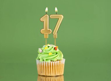 17 numaralı doğum günü mumu - Yeşil arka planda kek