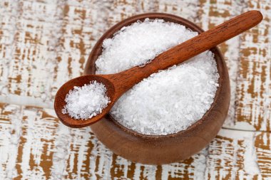 Magnezyum klorür, deniz suyu ve tuzlu suda bulunan bir magnezyum kaynağı olan iyonik mineral bileşiğidir..