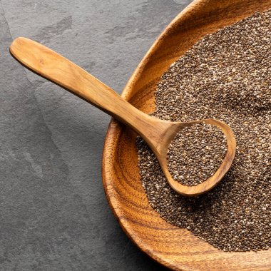 Kaşık ve kâsede organik taze chia tohumları - Salvia hispanica