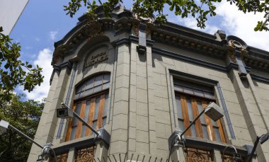 Medellin, Antioquia. Kolombiya 23 Şubat 2024. Luis M. Mejia Binası, 20. yüzyılın başlarından kalan son binalardan biri..