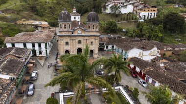 Concepcion, Antioquia, Kolombiya. 13 Mart 2025. Katolik cemaati belediyenin ana parkında yer almaktadır..
