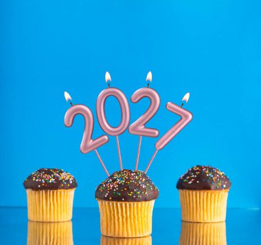 Yeni yıl kutlamaları için 2027 numaralı mumlar.