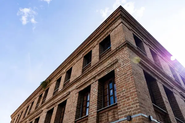 Medellin, Antioquia. Kolombiya 23 Şubat 2024. Vasquez Binası, Fransız mimar Charles Emile Carre tarafından 1893 'te tasarlandı ve 1895' te açıldı.