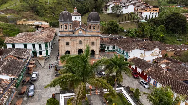 Concepcion, Antioquia, Kolombiya. 13 Mart 2025. Katolik cemaati belediyenin ana parkında yer almaktadır..