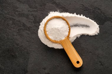 Tahta kaşıkta kabartma tozu.