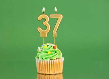 37 numaralı doğum günü mumu - Yeşil arka planda kek