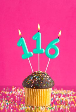 Kekli doğum günü kartı ve 116 numaralı mum - Pembe arka plan