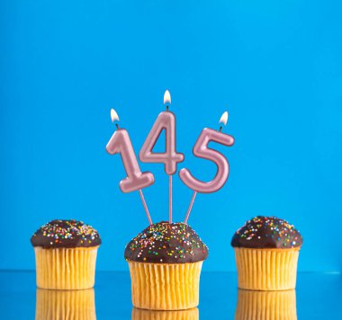 145 numaralı mumlu üç doğum günü pastası.