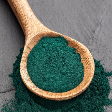Organik spirulina alg tozu - sağlıklı besin.