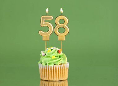 Yeşil zemin üzerinde mum ve kek olan doğum günü kartı - 58 numara