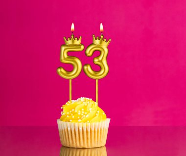 53 numaralı mumlu sarı doğum günü pastası - Pembe arka planda doğum günü kartı